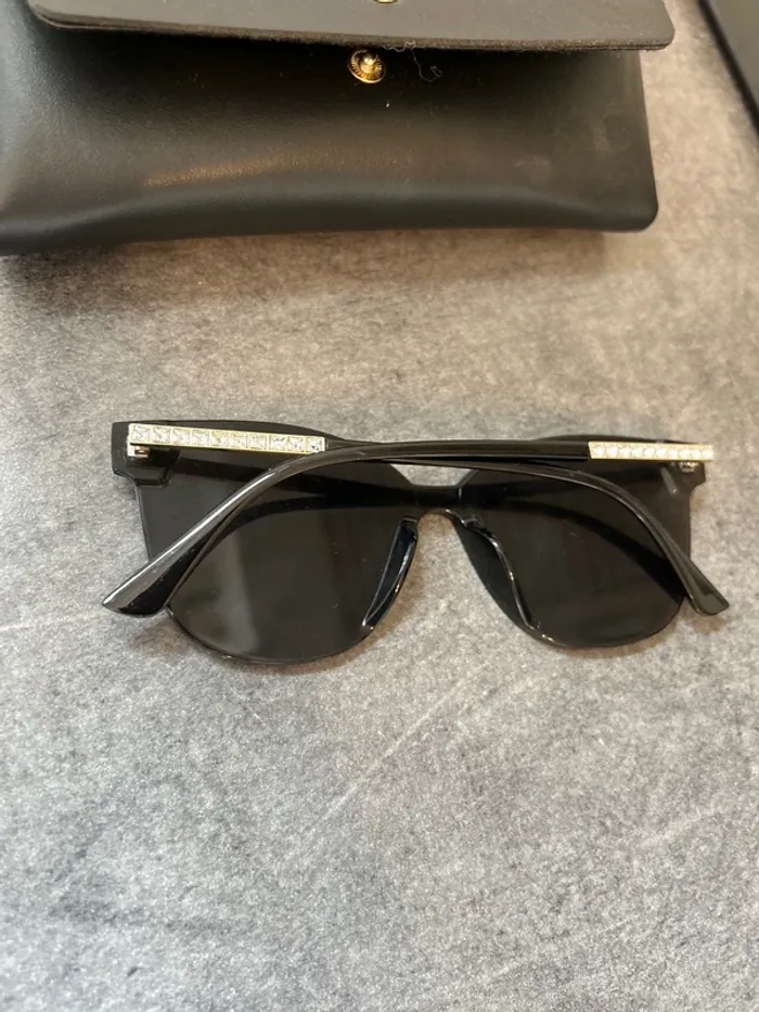 Lunette de soleil - photo numéro 2