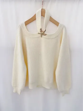 Pull beige étoilé col dénudé tendance laine