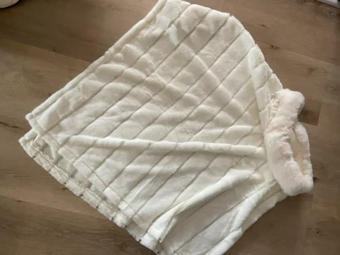 Poncho doux couleur crème neuf TU
