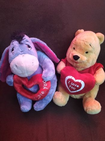 2 peluches Winnie et bourriquet