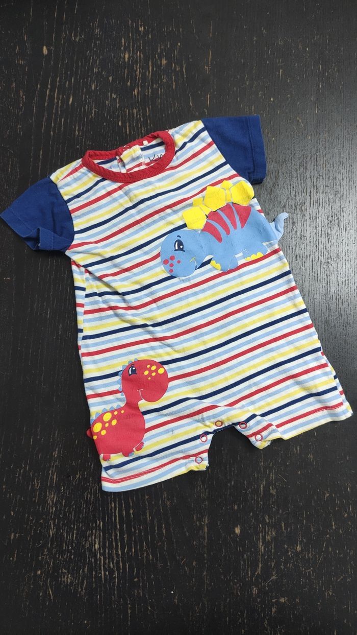 Barboteuse rayée rouge/bleu/jaune dino