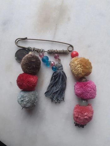Broche pompom colorés
