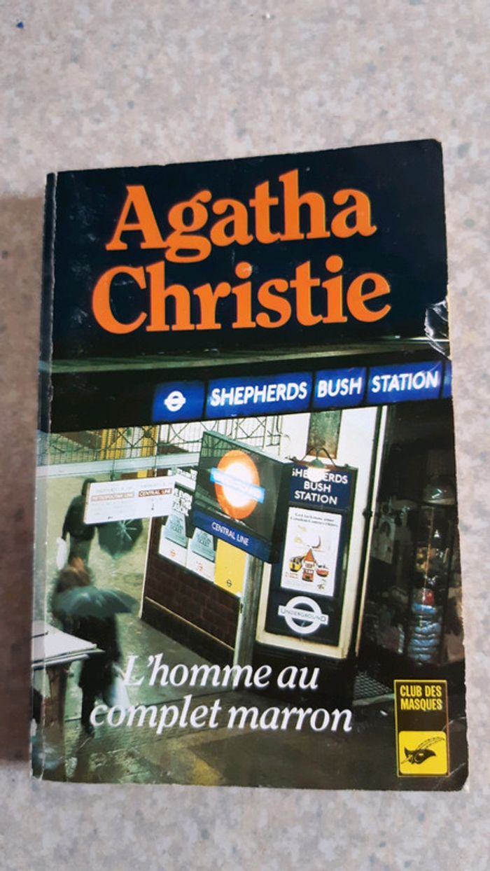 Livre l homme au complet marron