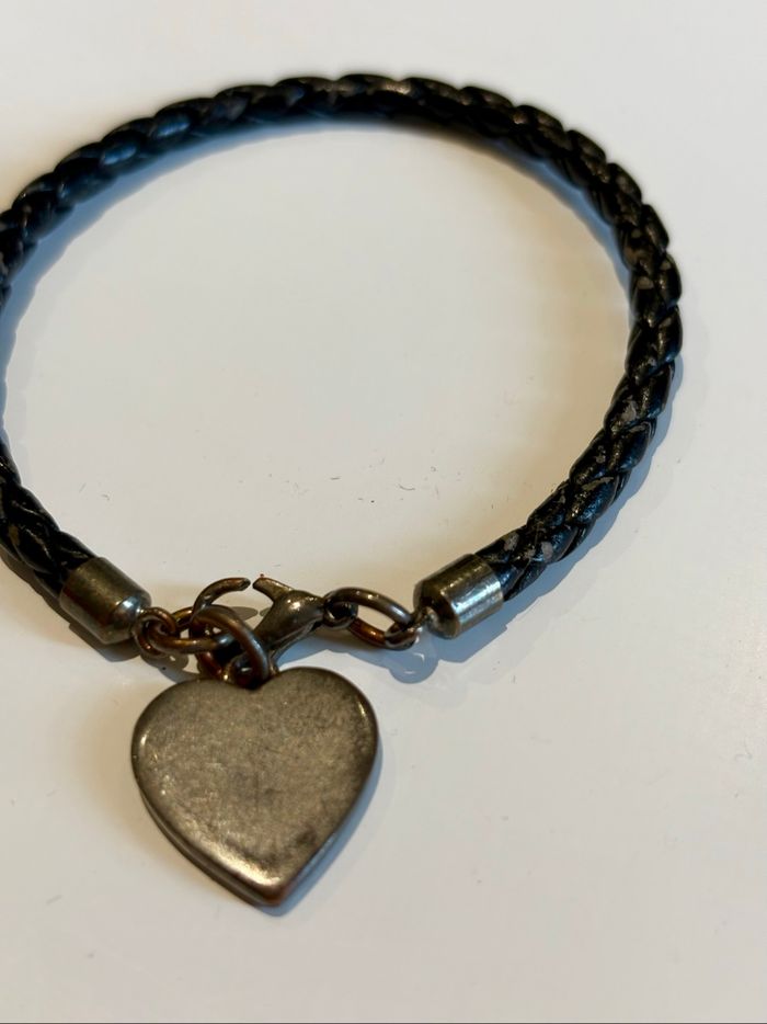 Bracelet cuir noir tressé avec pendentif cœur en métal - photo numéro 2
