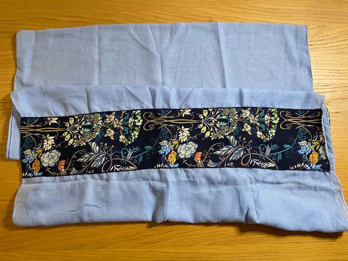 Foulard bleu ciel avec fleurs - photo numéro 3