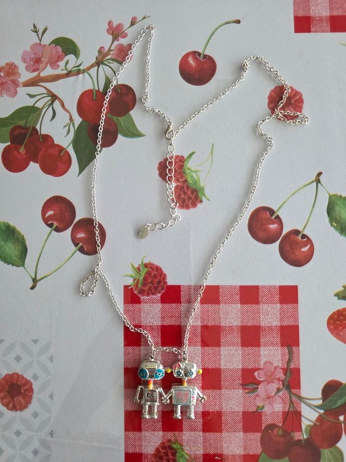 COLLIER FILLE MOTIFS COUPLE ROBOTS 🤖 🤖