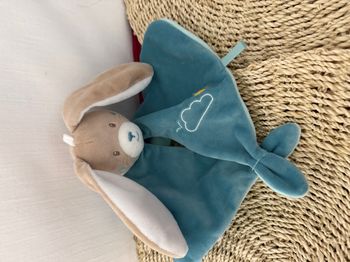 Doudou Plat Sucre d'Orge Lapin Beige Bleu Nuage Soleil