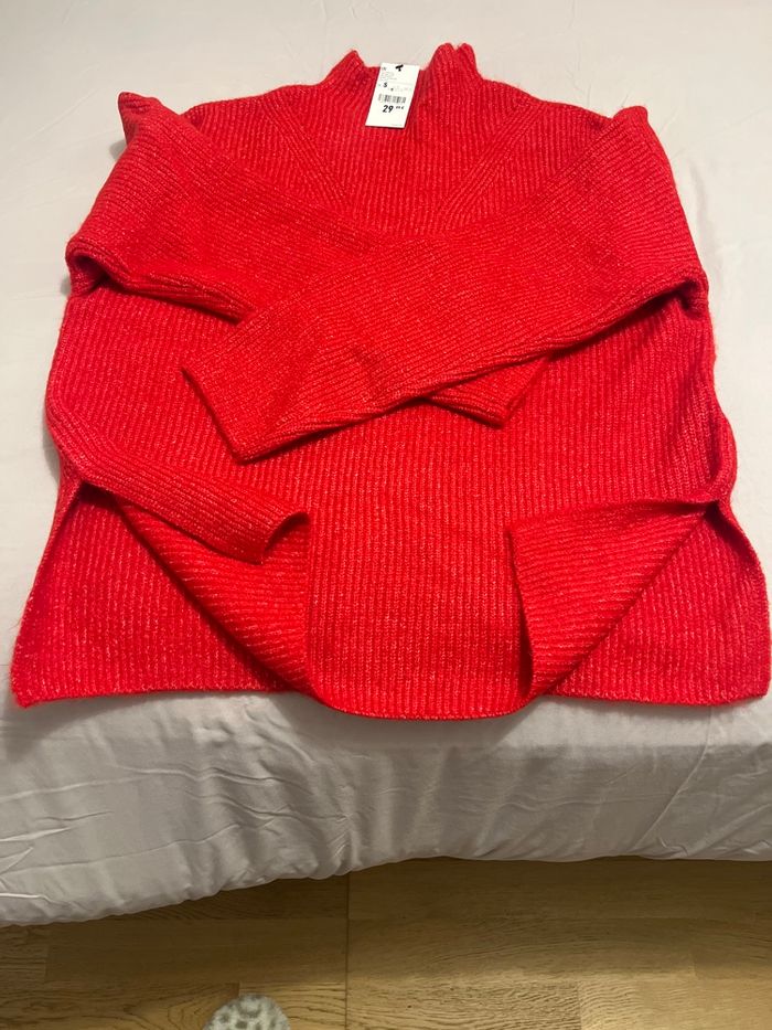 Pull  taille S pilule rouge neuf - photo numéro 4
