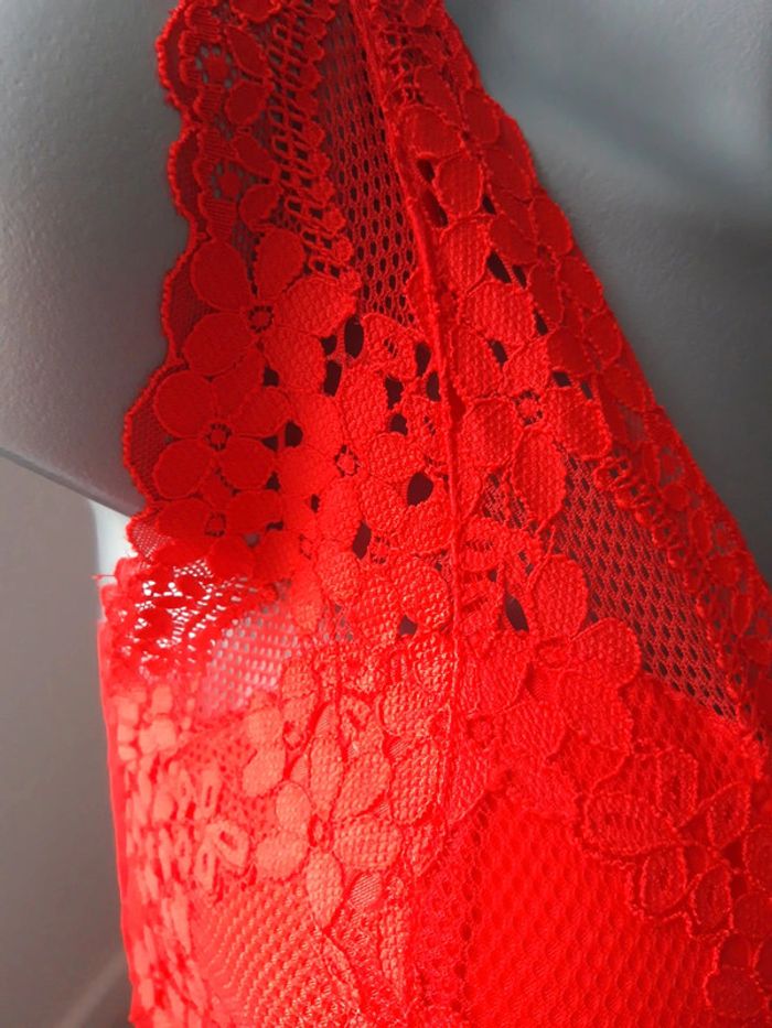 Crop top dentelle rouge - photo numéro 3