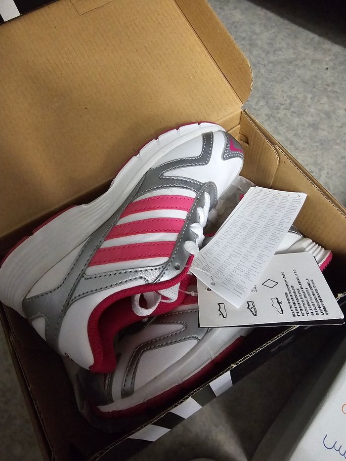 Basket fille neuve pointure 28 adidas rose blanche et grise
