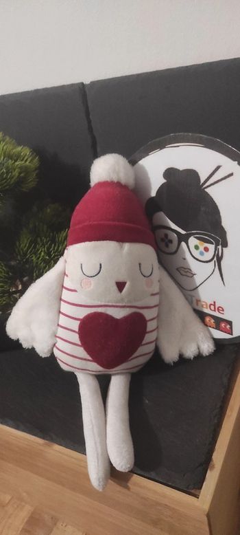 Peluche oiseau chouette blanc rayé rouge Doudou Bonnet Coeurtape À L'oeil Tao