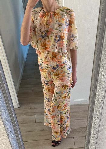 Magnifique tenue fleurie état neuf 38