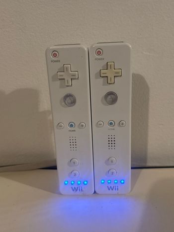 Lot 2 manettes Nintendo Wii 
