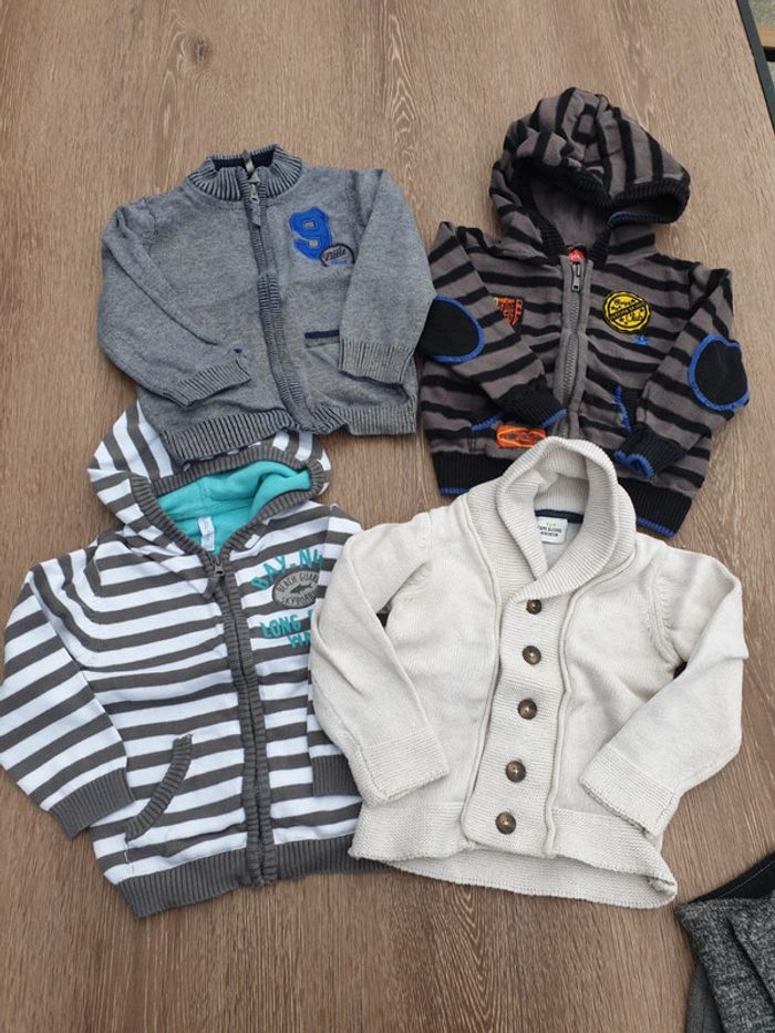 Lot de 4 gilets garçon taille 18 mois très bon état