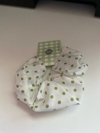 Chouchou blanc à pois vert