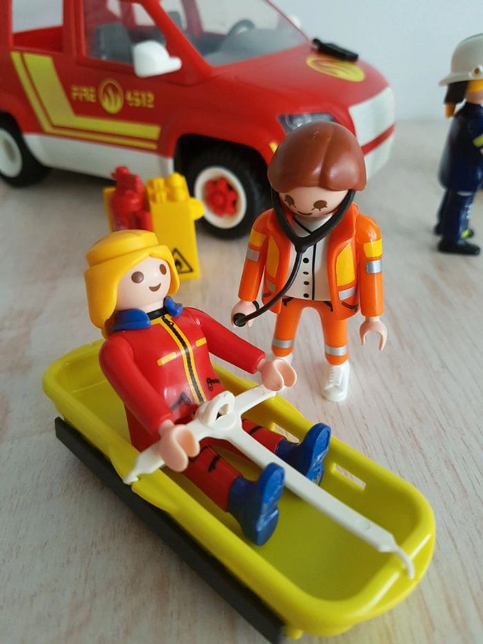 Pompiers, voiture d'intervention et secouriste Playmobil city action - photo numéro 6