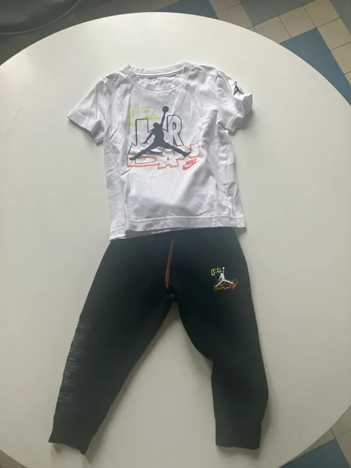 Ensemble survêtement + tee shirt Jordan 2-3 ans