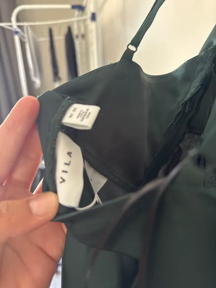 👗 👗 VILA - Robe longue en satin à col bénitier - vert sapin- neuf sans étiquette - photo numéro 6