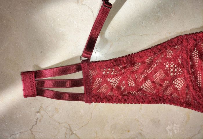 Ensemble lingerie en dentelle rouge vif /pourpre - balconnet et string - photo numéro 3