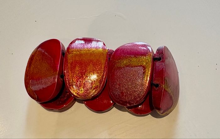 Bracelet avec gros design fuschia et doré - photo numéro 3