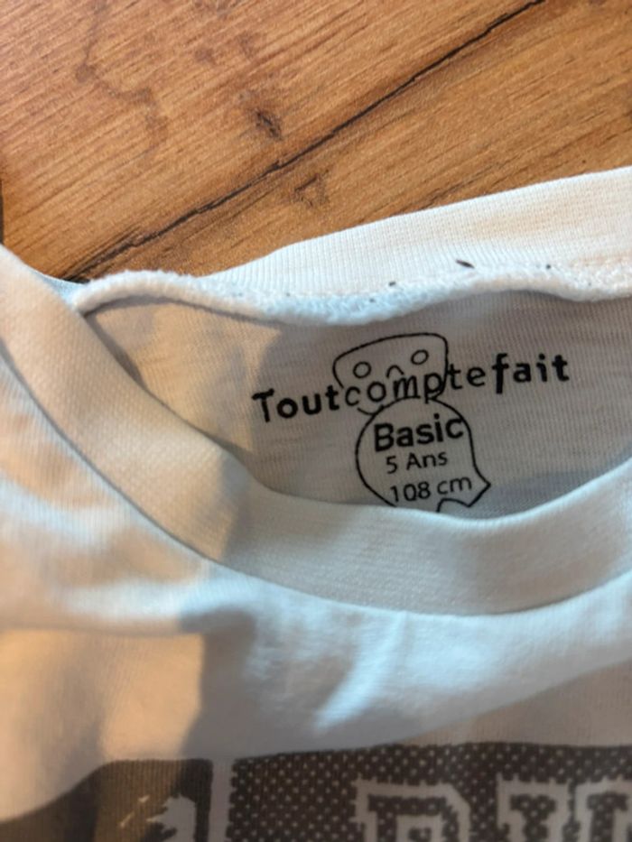 Lot 2 t-shirts blanc et gris garçon Tout compte fait taille 5 ans - photo numéro 2