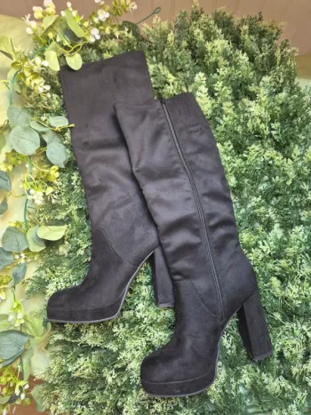 Bottes a talons noirs pointure 37 pretty stories