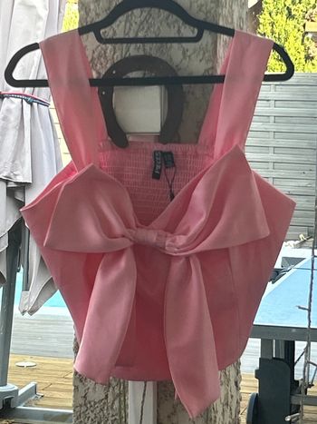 Petit haut rose à gros noeud
