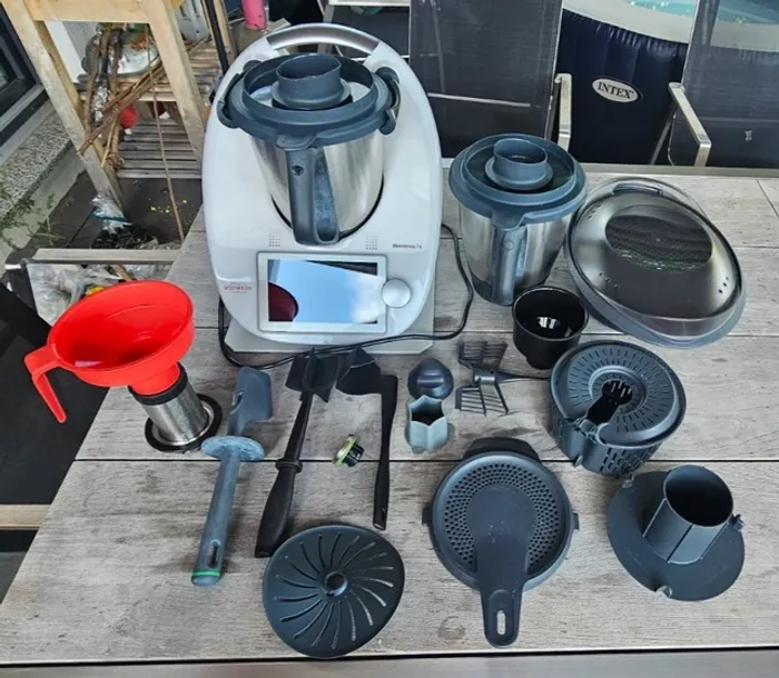 Thermomix TM6 blanc + accessoires le tout en parfait état aucun défaut quelconque