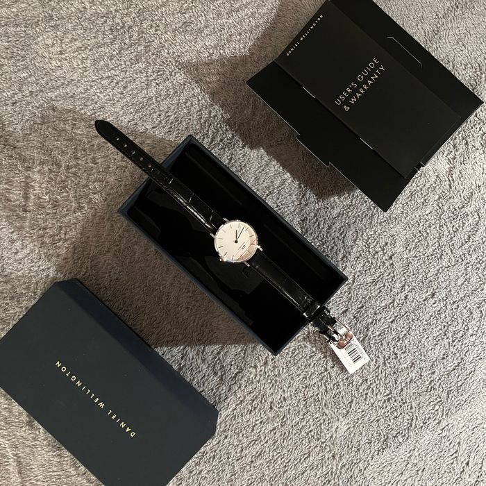 Montre Daniel Wellington Petite Reading 28mm cuir noir cadran blanc femme