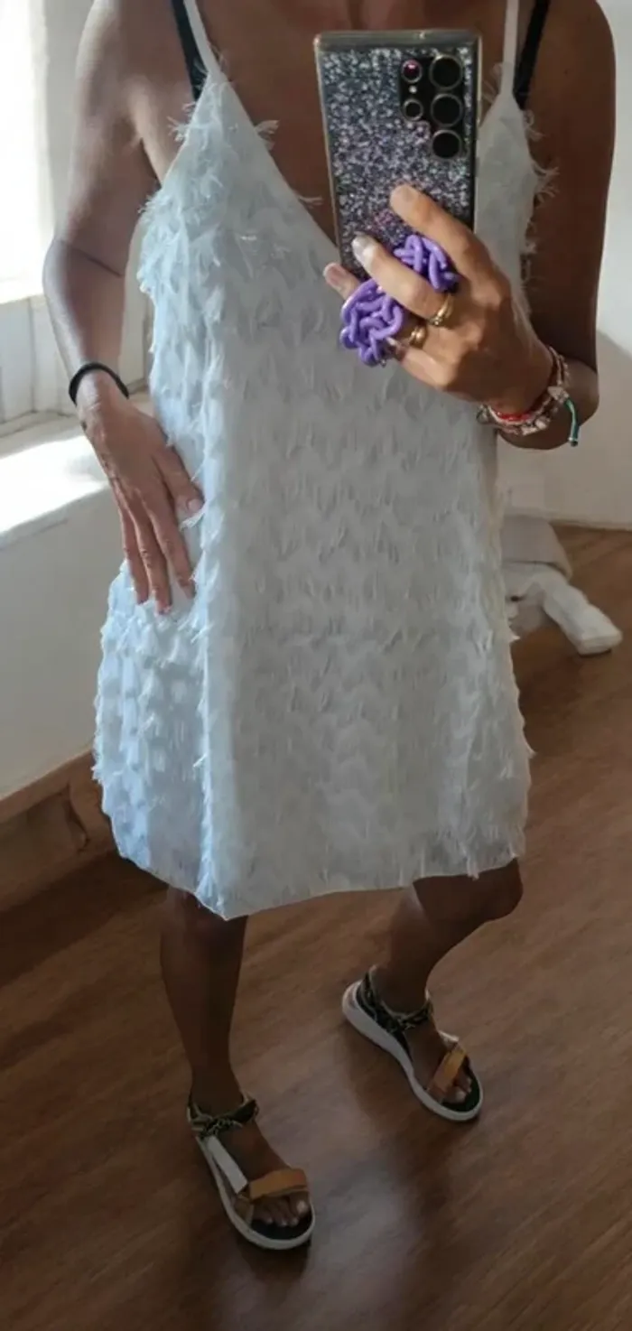 Robe blanche à franges style soirée glamour / tendance old money chic - photo numéro 2