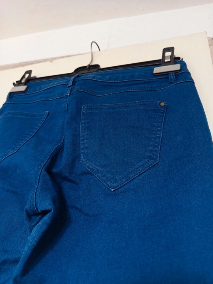 Jean bleu Zara basic en taille M avec trois petites tirettes pour une touche original - photo numéro 12