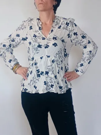 Blouse blanche à fleurs bleu marine Camaïeu – T42