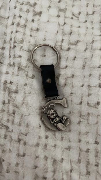 Porte clé Mickey lettre C Disneyland Paris