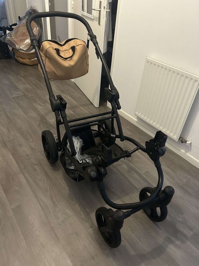 Poussette duo à vendre très peu utilisée encore les assises emballées - photo numéro 2