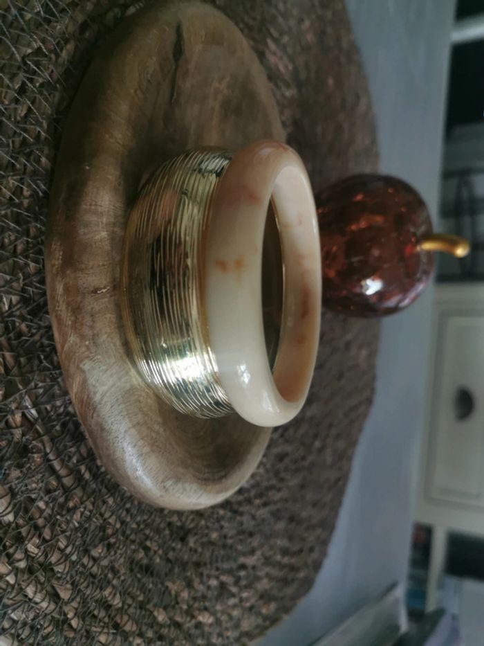 Duo bracelet manchette dorée et marbre crème - photo numéro 3