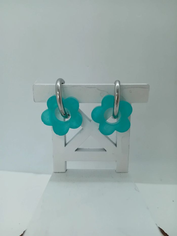 Boucles d'oreilles anneaux petites fleurs résine - photo numéro 2