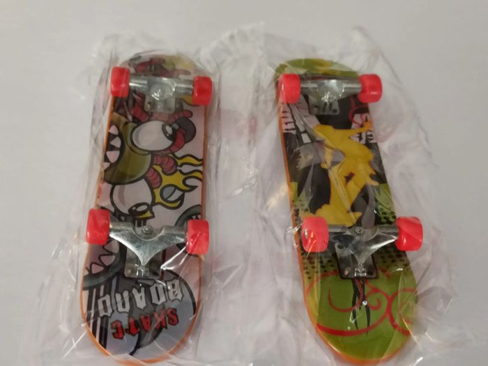 2 petits skates décorés - photo numéro 2