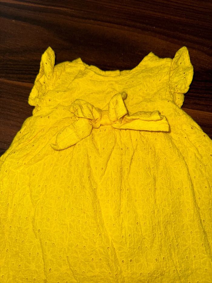 Jolie robe jaune - photo numéro 2