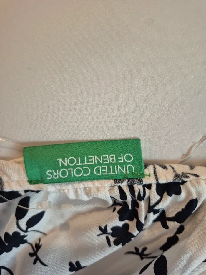 💕Joli Top blanc à fleurs asymétrique avec volant sur une épaule - femme TS / 36 Benetton 💕 - photo numéro 12