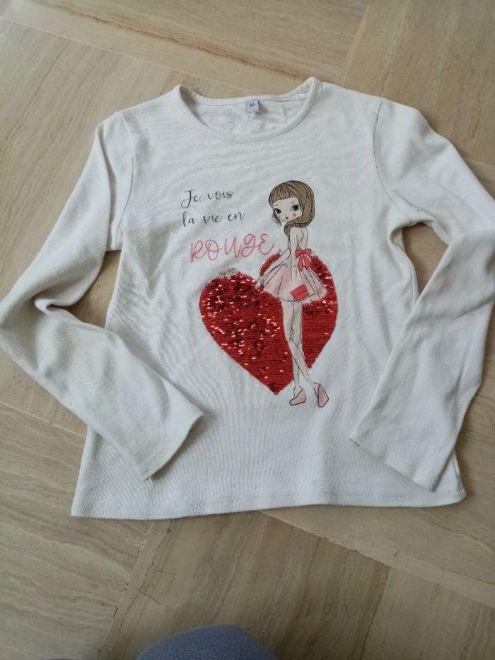 Joli T-shirt avec cœur à sequins rouges