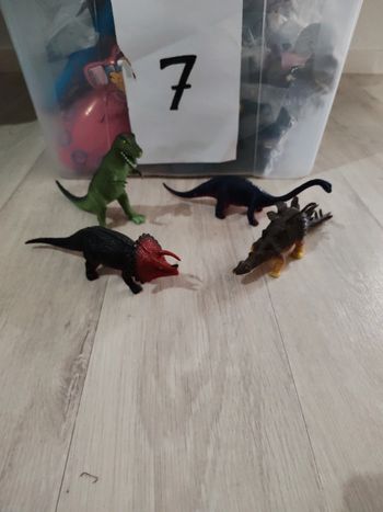 Set world of dinosaurs