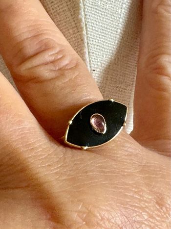 Bague en forme d’œil acier inoxydable or résine noire perle goutte violine