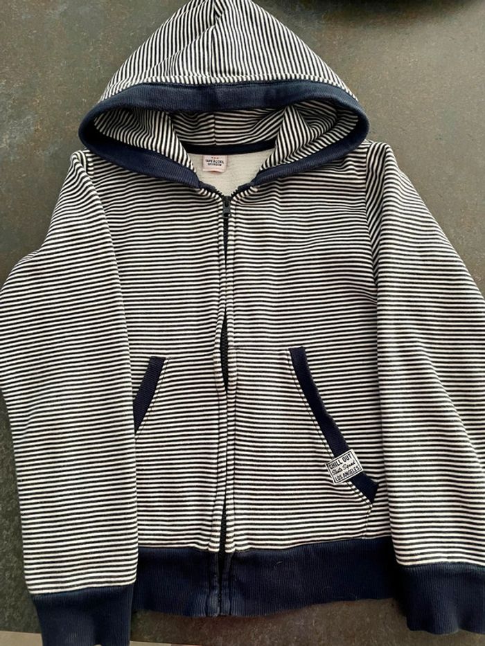 Veste à capuche rayée