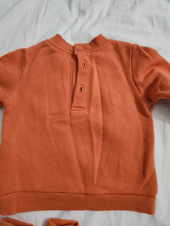Pull et chaussette carrefour 6mois - photo numéro 2