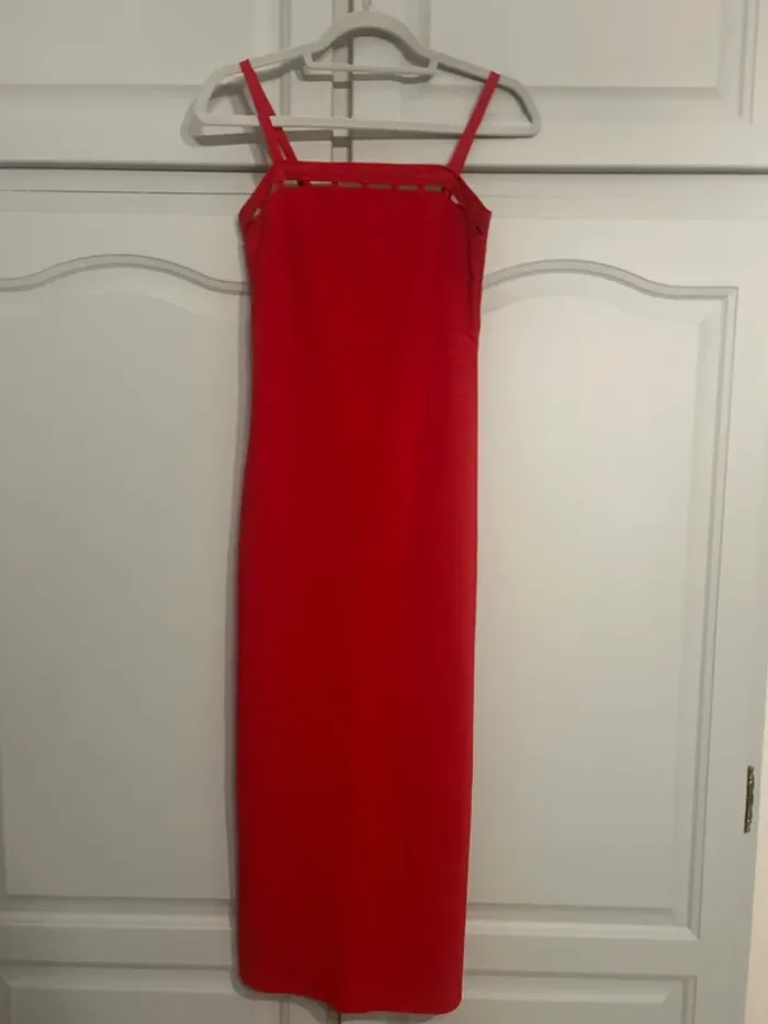 Robe longue rouge avec fente à l’arrivée - photo numéro 2