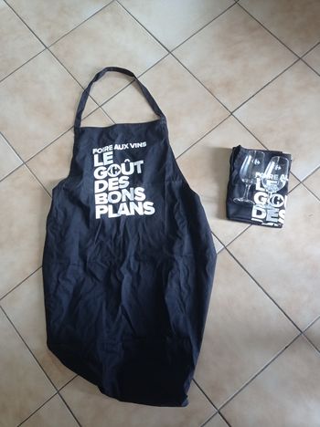 Lot de 2 tabliers + 2 verres de vin promotionnels "Carrefour"