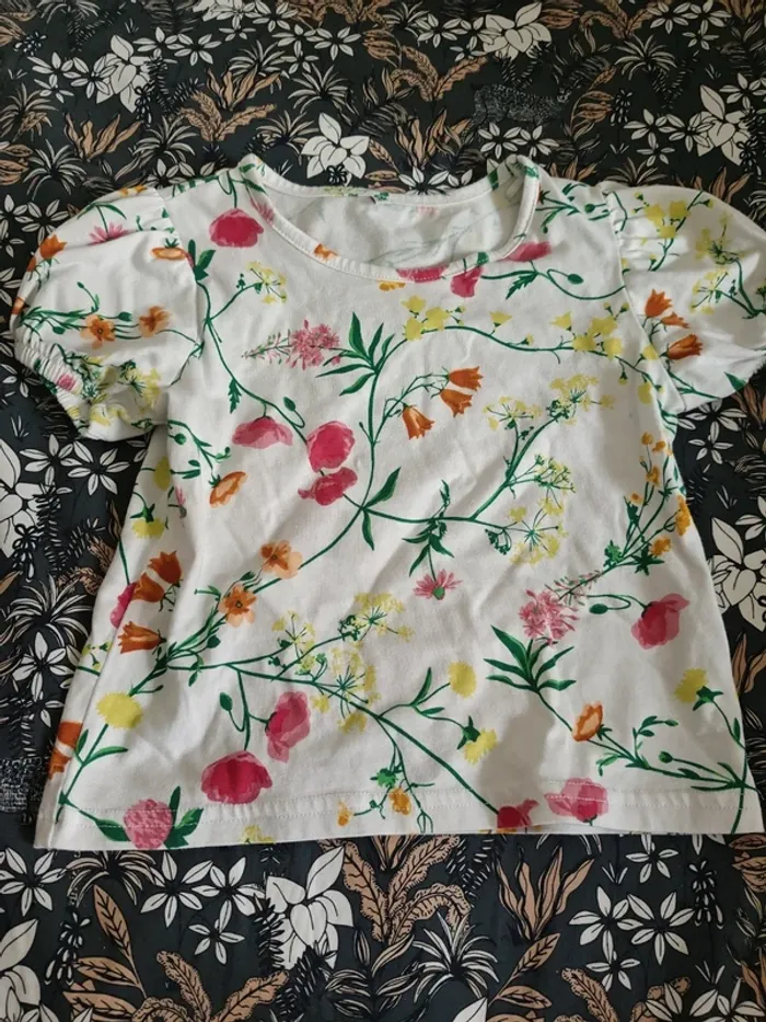 Tee-shirt blanc à fleurs 5ans
