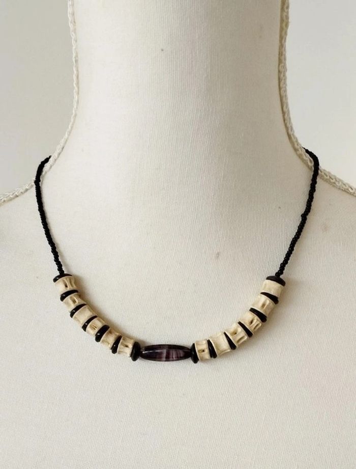 Collier perles noires et vertèbres de requin