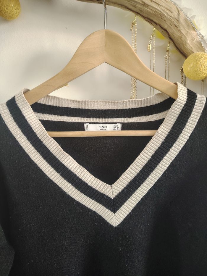 Pull col V noir et beige - photo numéro 3