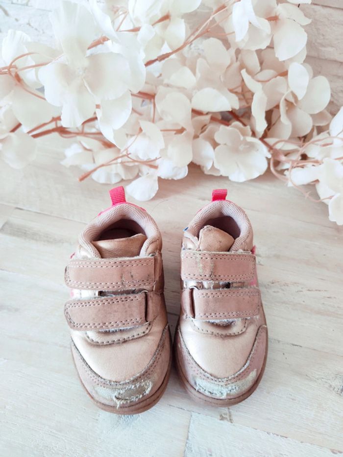 Petites baskets satinées en don - photo numéro 2